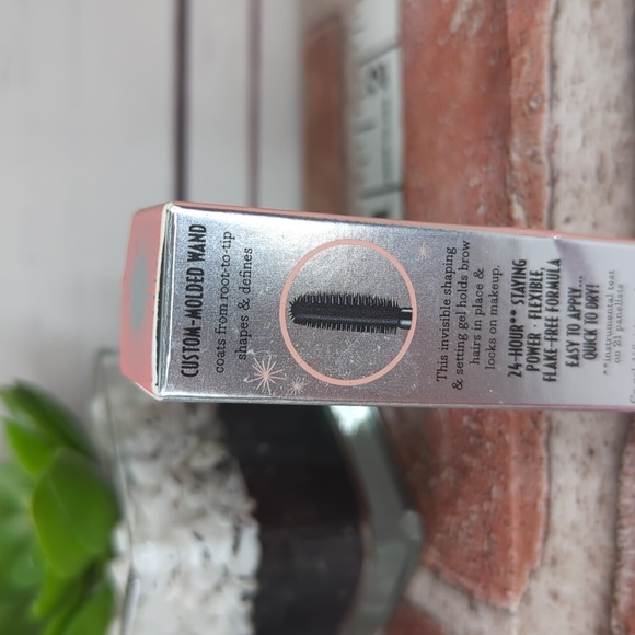 Benefit Cosmetics 24-Hour Invisible Brow Setter Gel (Travel Size) 0.06 fl. oz. - Picture 11 of 12